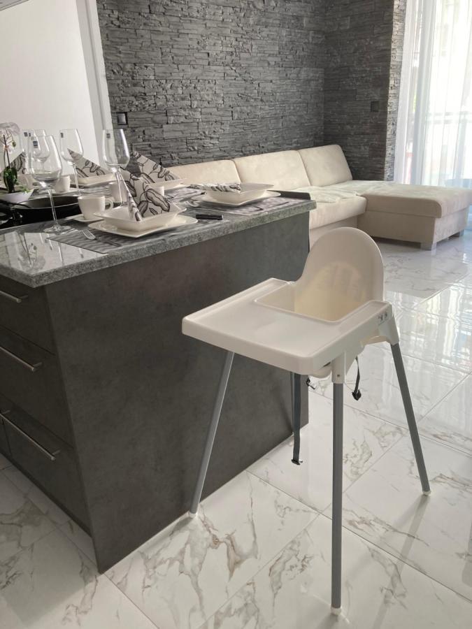 Swiss Luxury Apartment Mosonmagyaróvár Buitenkant foto