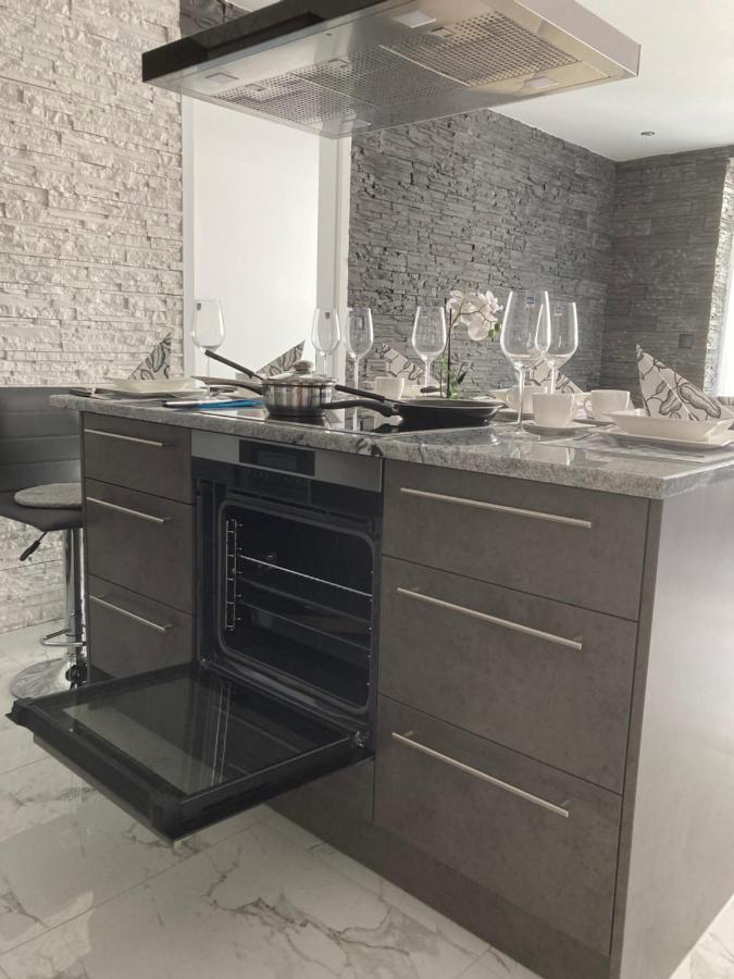 Swiss Luxury Apartment Mosonmagyaróvár Buitenkant foto