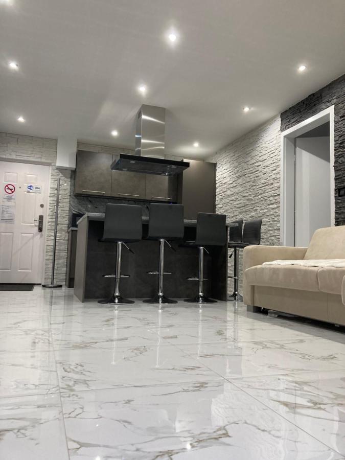 Swiss Luxury Apartment Mosonmagyaróvár Buitenkant foto