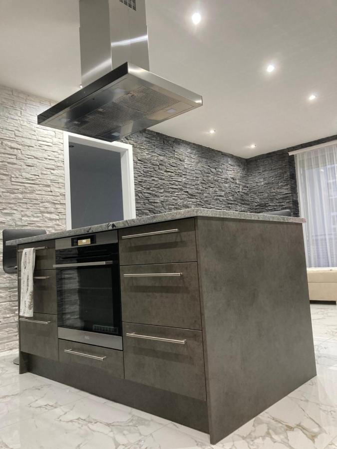 Swiss Luxury Apartment Mosonmagyaróvár Buitenkant foto